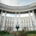 Восьмиметрового сталевого "Фенікса" встановили перед МЗС у Києві, фото