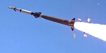 Щонайменше 5 ракет атакували Київ, у кількох районах спалахнули пожежі