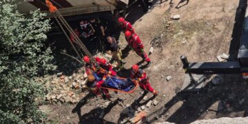 У Львові з-під завалів будинку після удару рф витягли тіло загиблого, там можуть бути ще люди