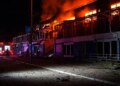 Масштабна пожежа охопила торговий центр у Запоріжжі після удару РФ (фото)