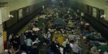 «Наметові містечка» на перонах: під час нічної тривоги киянам бракувало місця у метро