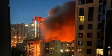 Росія атакує Київ безпілотниками та ракетами, є влучання у будинок, є постраждалі