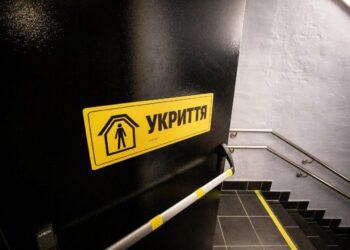 У Києві чоловік відкрив стрілянину в укритті школи: що відомо