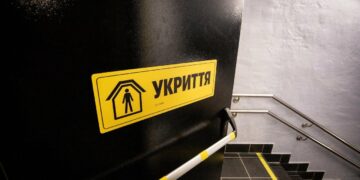 У Києві чоловік відкрив стрілянину в укритті школи: що відомо
