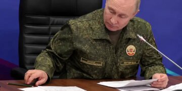 Путін у камуфляжі втрапив у кумедну ситуацію (відео)
