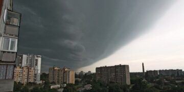 Синоптики попередили про грози та сильний вітер на Київщині до кінця доби