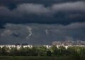 В Україні завтра дощі та грози, на півдні та сході прогріє до 33°