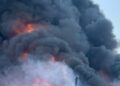 Київ під масштабною атакою дронів та ракет, є руйнування та пожежі