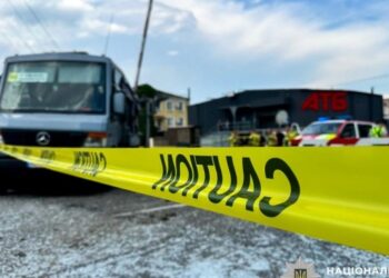 На Рівненщині після зіткнення маршрутки і потяга госпіталізували 11 людей, серед них – троє дітей