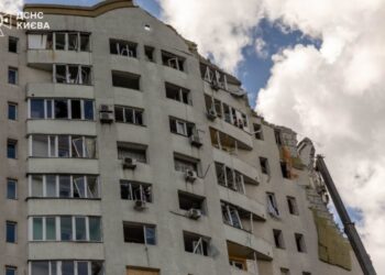 У Києві завершили аварійно-рятувальні роботи на місці влучання у 16-поверховий житловий будинок