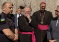 Спецпосланець Папи Лева XIV відвідав місце російського удару в Києві