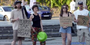 В Ужгороді кількість мітингувальників на підтримку Федорова зросла до двох сотень