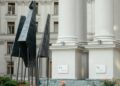 У Києві перед будівлею МЗС встановили восьмиметрову скульптуру «Фенікс»