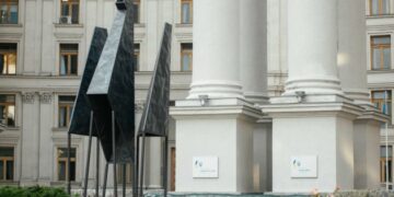 У Києві перед будівлею МЗС встановили восьмиметрову скульптуру «Фенікс»