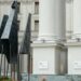 У Києві перед будівлею МЗС встановили восьмиметрову скульптуру «Фенікс»