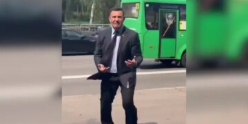 Ексбоєць «Азова» закидав помідорами нардепа Тищенка (відео)