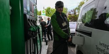Чому АЗС підвищували ціни на пальне зі старих запасів: що каже голова АМКУ
