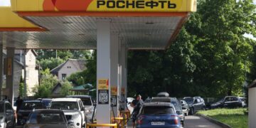Ціни на бензин у РФ б’ють нові рекорди: черги на АЗС охопили майже всю країну