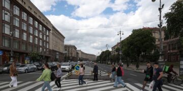 Чи потрібно чекати, поки пішохід повністю перейде дорогу: що кажуть ПДР