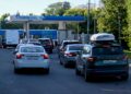Виховна година на заправці. В РФ вчителів “мобілізували” заспокоювати у чергах водіїв