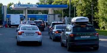 Виховна година на заправці. В РФ вчителів “мобілізували” заспокоювати у чергах водіїв