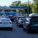 Виховна година на заправці. В РФ вчителів “мобілізували” заспокоювати у чергах водіїв
