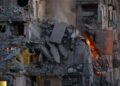 У Києві зростає кількість загиблих: рятувальники працюють другу добу без зупинки