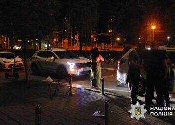 Наркотики просто в центрі Києва: на Печерську затримали дилера