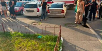 Майже трагедія у Києві: молодик із ножем напав на трьох людей