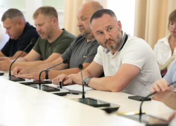 Продукти, вода та павербанки: у Києві посилюють резерви перед зимою