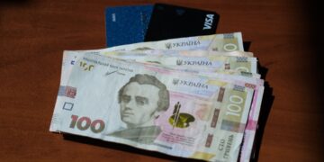Україна отримала 600 млн доларів на соцвиплати: кому нарахують гроші