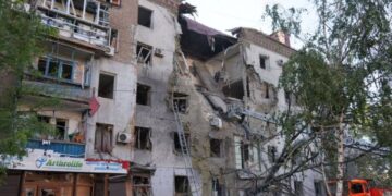 Російські КАБи зруйнували два поверхи п’ятиповерхівки в Запоріжжі, є загиблі