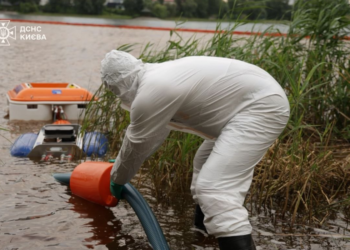 Токсична водойма в Києві: що знайшли рятувальники -водолази, – ФОТО