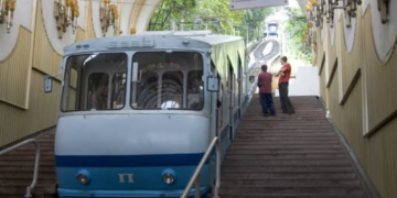 Обмеження на місяць у Києві: який транспорт зупинився, – ФОТО