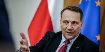 Сікорський попередив, що загнаний у кут Путін може вдатися до “чогось ризикованого”