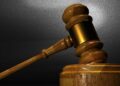 Замах на суддю у Києві: нападниця цілилася в шию просто в кабінеті