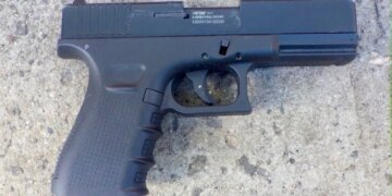 У Києві чоловік влаштував стрілянину у дворі житлових будинків