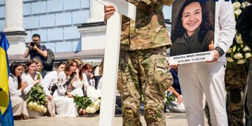 Білі квіти, вишиванки та прапори: у Києві попрощалися із 20-річною медикинею, яка загинула, рятуючи людей, під час атаки зс рф