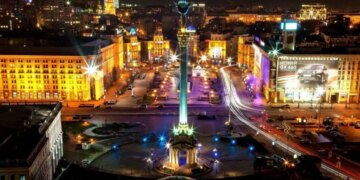 У Києві з-під завалів дістали двох постраждалих, після влучання стався витік аміаку