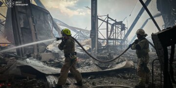Два розподільчі центри Сільпо загорілися через атаку рф, загинули 6 працівників