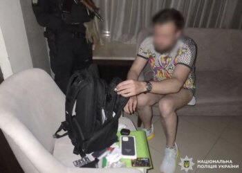 У готелі в центрі Києва чоловік порізав відвідувача канцелярським ножем – нападника затримано