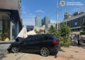 У Києві BMW в'їхала в літню терасу після зіткнення, постраждав водій