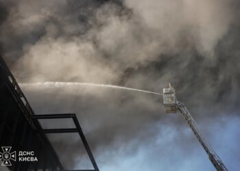 Ворог знову атакував столицю: відомого про одного загиблого, через пожежу стан повітря погіршився