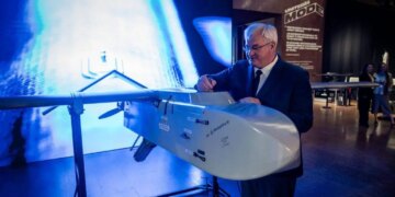 Послання росіянам: на саміті UNITED24 MODE 2026 присутні підписали далекобійний БПЛА FP-1, який відправиться в рф