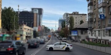 Сильна пожежа перекрила рух на одній з вулиць у Києві