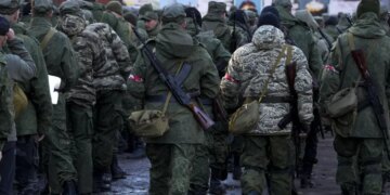 Вербувальники рф споюють жителів Донецька та примушують їх підписувати контракти з військом – АТЕШ