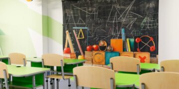 У Києві школи на тлі затяжних тривог почнуть навчальний рік у змішаному форматі