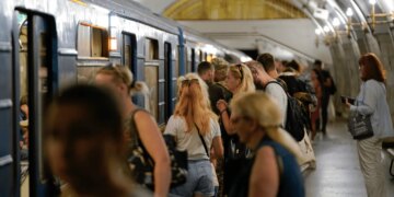 Тривалі повітряні тривоги: уряд готує нові правила для транспорту, бізнесу та комендантської години