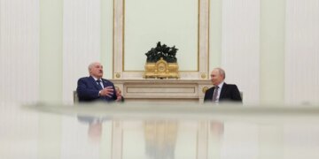 Лукашенка викликали до Путіна: до чого тут зростання тривог у Києві