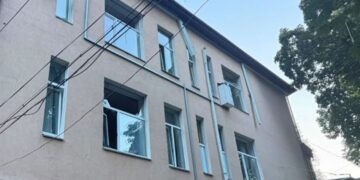 Росія вдарила по території дитячої лікарні в Києві, утворилась велика вирва (фото)